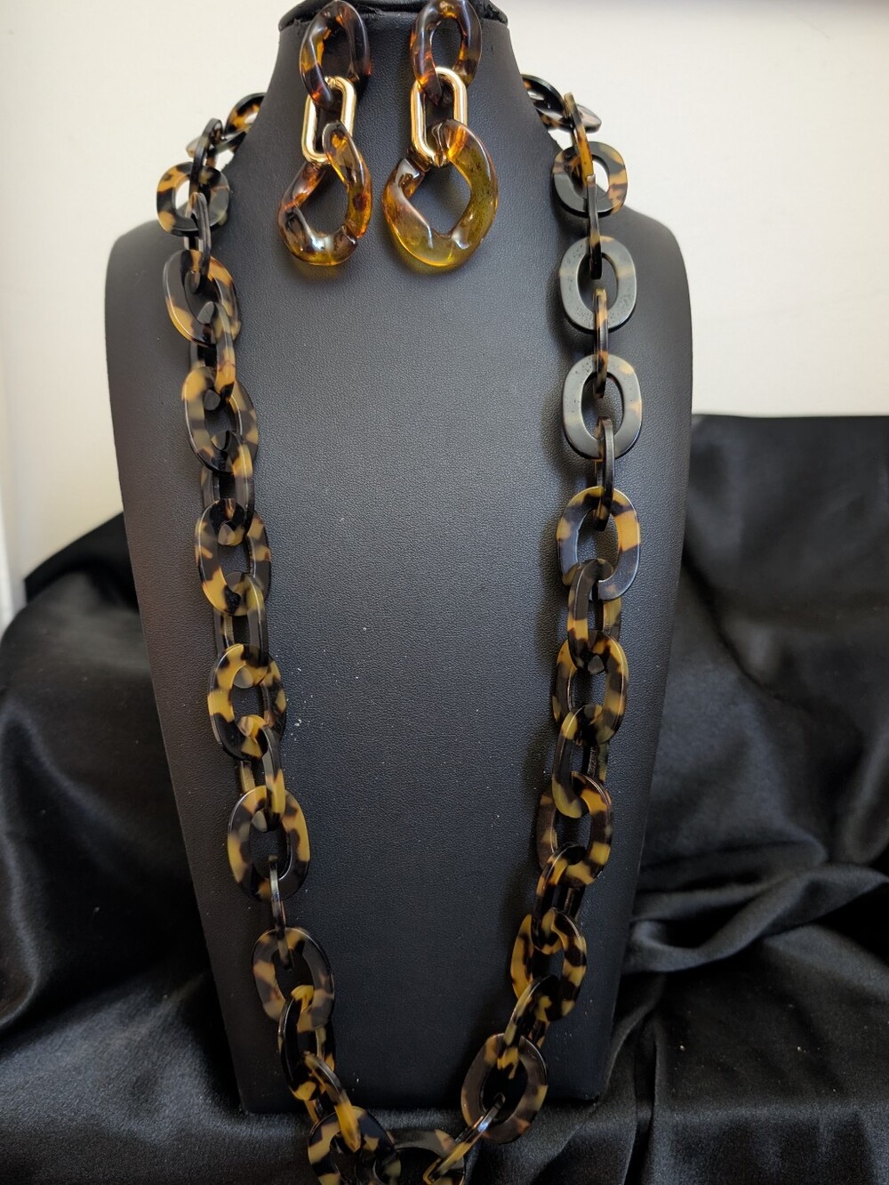 #9.Vintage Lucite Tortoise Shell Necklace With Earrings